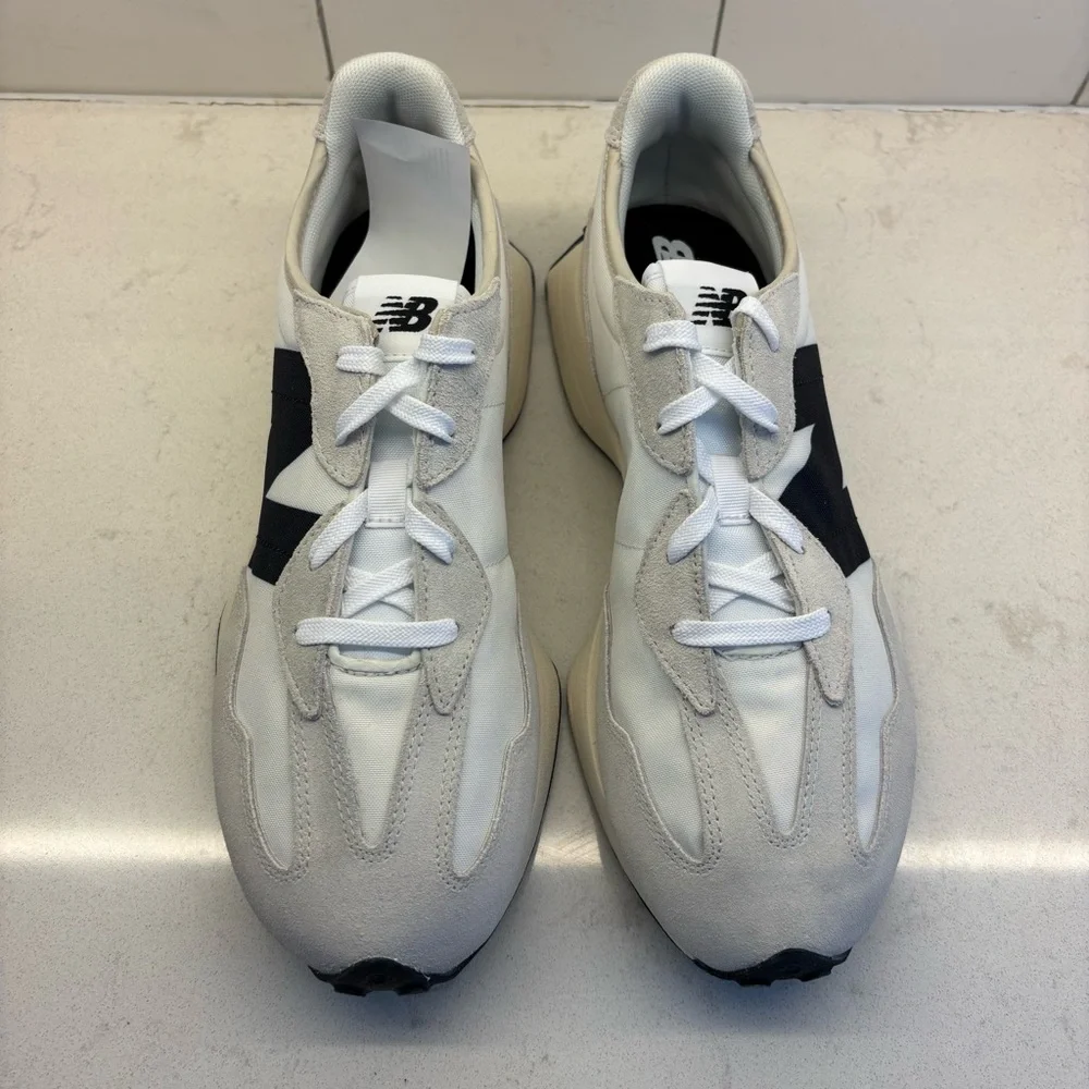 New Balance Youth White and Black Sneakers 6.5 - Picture 2 of 4